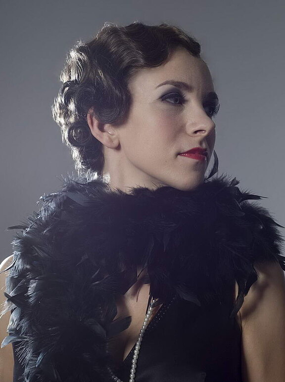 Historische Figur zum Fotoshooting Vorbereitung durch Tatiana Brunzel Diplom Maskenbildnerin aus Berlin Historische Figur zum Fotoshooting Vorbereitung durch Tatiana Brunzel Diplom Maskenbildnerin aus Berlin